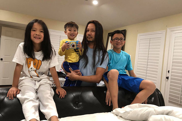 Ông xã của sao Việt Hồng Ngọc đội tóc giả chăm sóc các con.