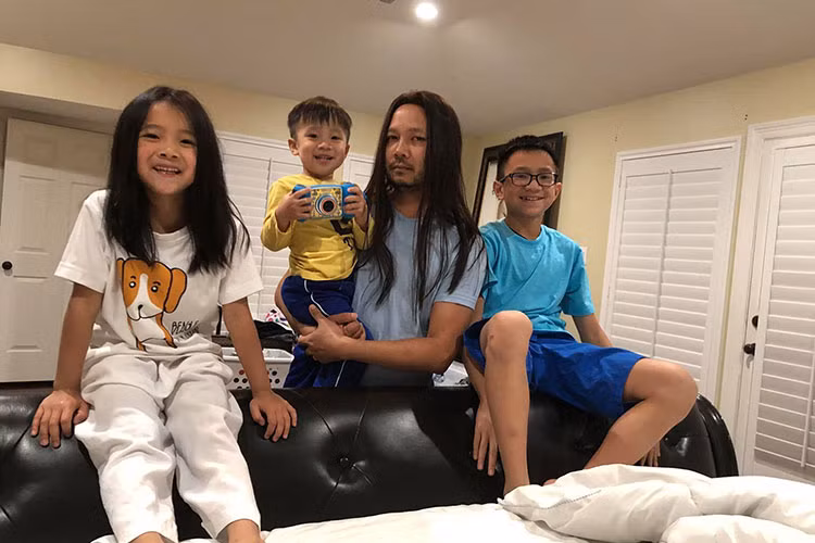 Ông xã của sao Việt Hồng Ngọc đội tóc giả chăm sóc các con.