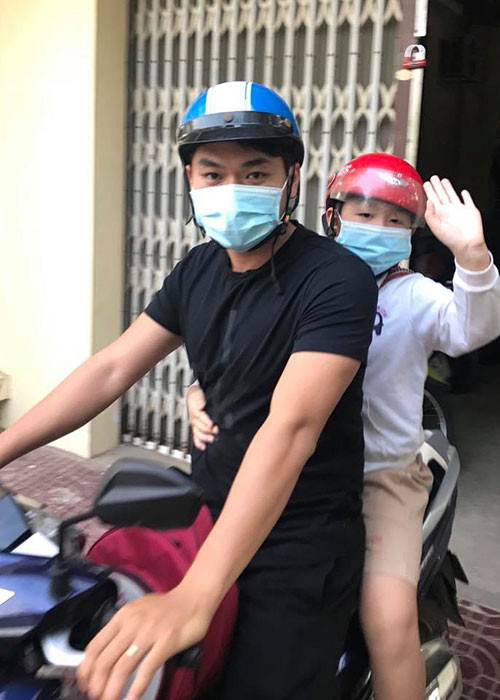 Hot Face sao Việt 24h: Lê Phương khoe ảnh chồng trẻ đưa con riêng của cô đi học.