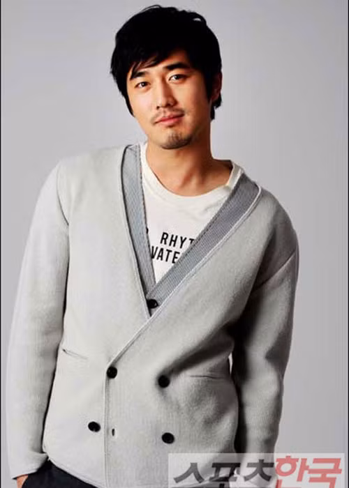 Jo Han Sun sinh năm 1981, bước chân vào showbiz vào năm 2001 với vai trò người mẫu đóng quảng cáo bia. Ảnh: Wiki