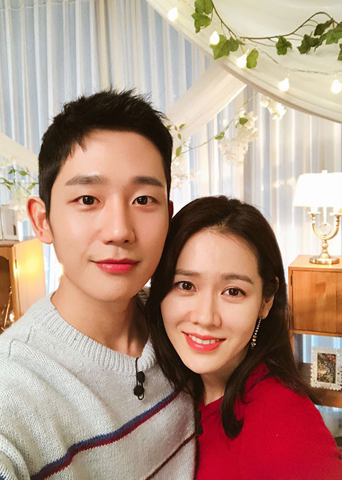 Son Ye Jin và Jung Hae In đang gây sốt bởi loạt phân cảnh diễn tình cảm quá ngọt trong "Chị đẹp mua cơm ngon cho tôi". Ảnh: Naver