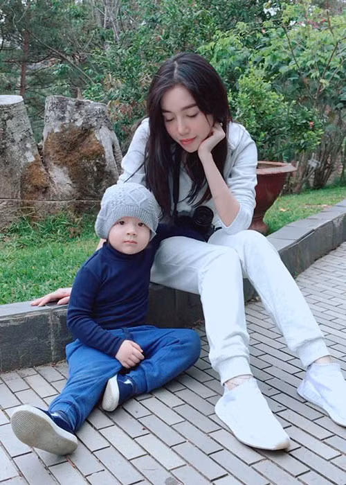 Elly Trần thường xuyên chia sẻ hình ảnh bé Túc Mạch trên trang cá nhân.