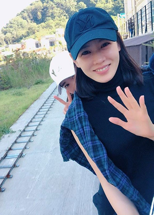 Ngoài đời, Son Ye Jin khá giản dị, được nhiều đồng nghiệp yêu mến. Ảnh: FBNV