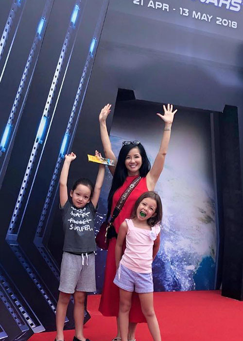 Cặp song sinh nhà Hồng Nhung vui chơi thỏa thích tại Singapore.