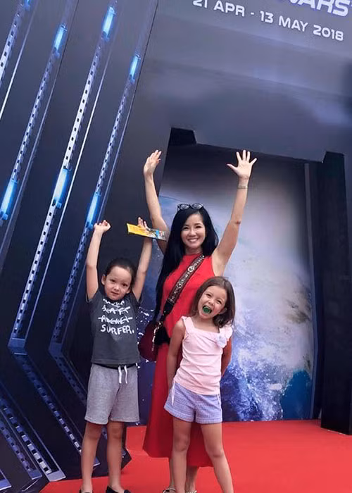 Cặp song sinh nhà Hồng Nhung vui chơi thỏa thích tại Singapore.