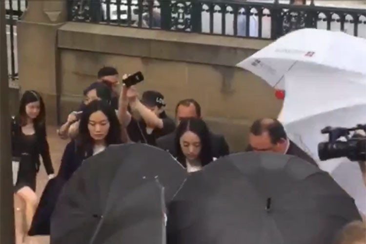 Sự xuất hiện của Đổng Tuyền thu hút sự chú ý của báo chí, truyền thông. Ảnh: QQ