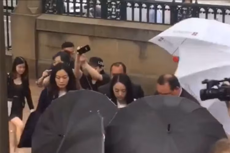 Sự xuất hiện của Đổng Tuyền thu hút sự chú ý của báo chí, truyền thông. Ảnh: QQ