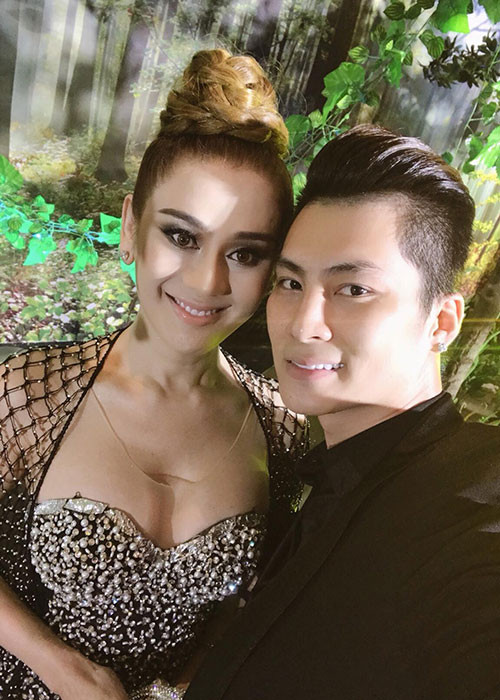 Vợ chồng sao Việt Lâm Khánh Chi sánh đôi tại sự kiện.