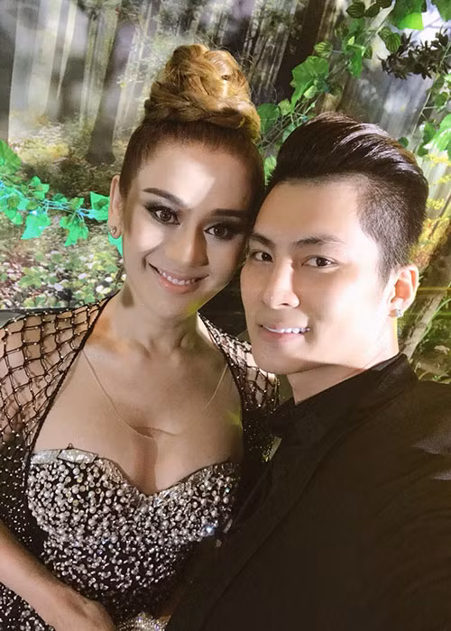 Vợ chồng sao Việt Lâm Khánh Chi sánh đôi tại sự kiện.