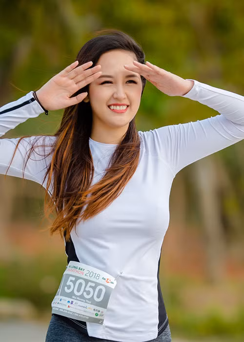 Mới đây, người đẹp sinh năm 1987 có mặt tại Hạ Long tham gia hoạt động chạy bộ gây quỹ phẫu thuật nụ cười cho những trẻ em bị dị tật trên khuôn mặt.