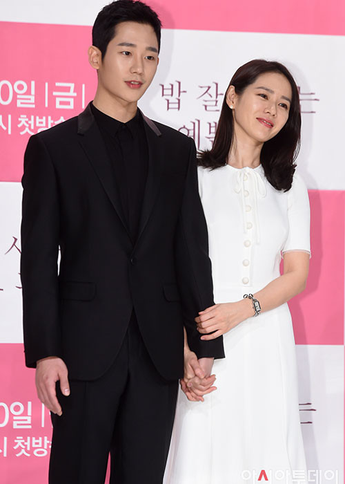 Son Ye Jin từng gây chú ý khi nắm tay tình tứ đàn em tại buổi ra mắt phim. Ảnh: Newspic