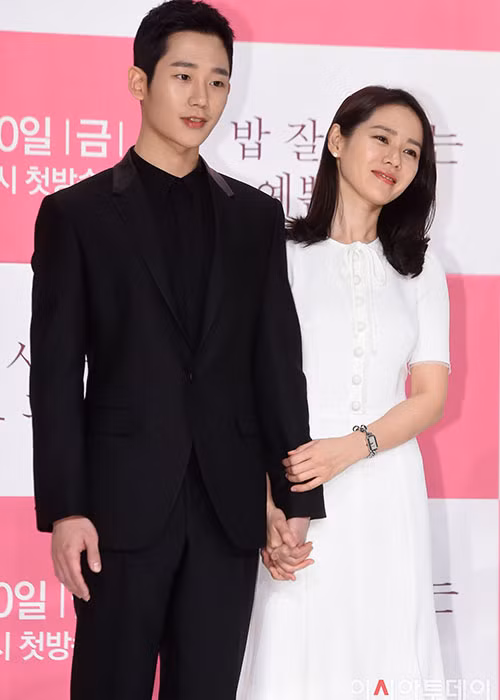 Son Ye Jin từng gây chú ý khi nắm tay tình tứ đàn em tại buổi ra mắt phim. Ảnh: Newspic