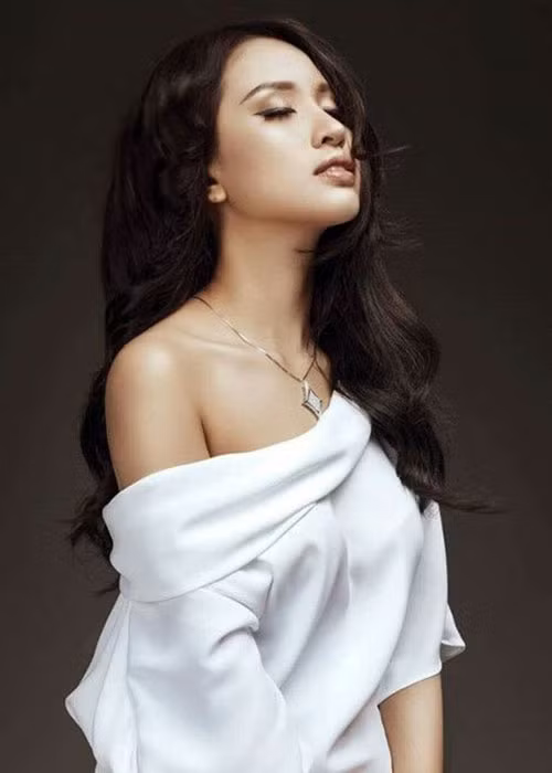 Thay vì diện những bộ cánh trẻ trung, Vân Hugo nay chọn trang phục tôn vóc dáng gợi cảm của mình. Ảnh: FBNV