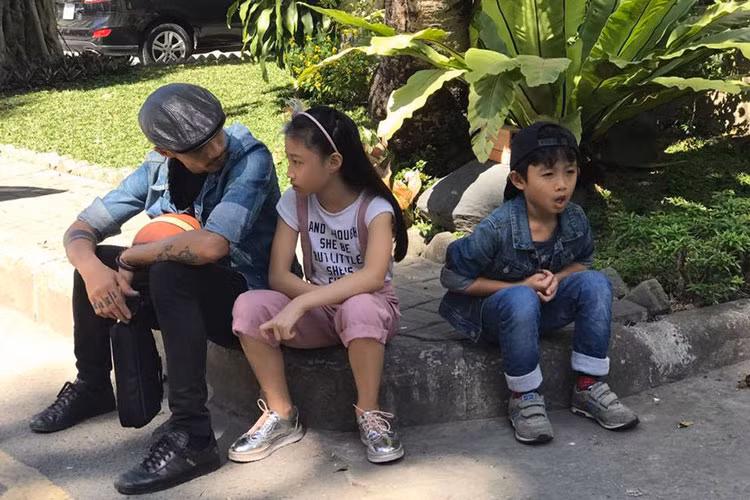 Phạm Anh Khoa rất cưng chiều cô con gái đầu lòng Cào Cào và cậu con trai Châu Chấu.