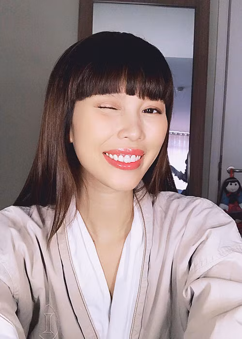 Sắp làm mẹ, nữ người mẫu vẫn chụp ảnh nhí nhảnh.