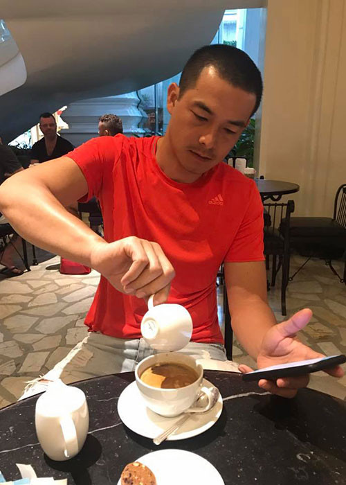 Quách Ngọc Ngoan khoe tóc ngắn mới cắt.