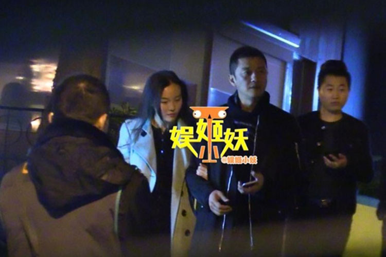 Cuối năm 2017, Lý Á Bằng bị bắt gặp tình tứ với một phụ nữ trẻ. Theo nguồn tin, cô gái này đã đề nghị uống thay Lý Á Bằng khi anh bị chuốc rượu. Ảnh: Weibo