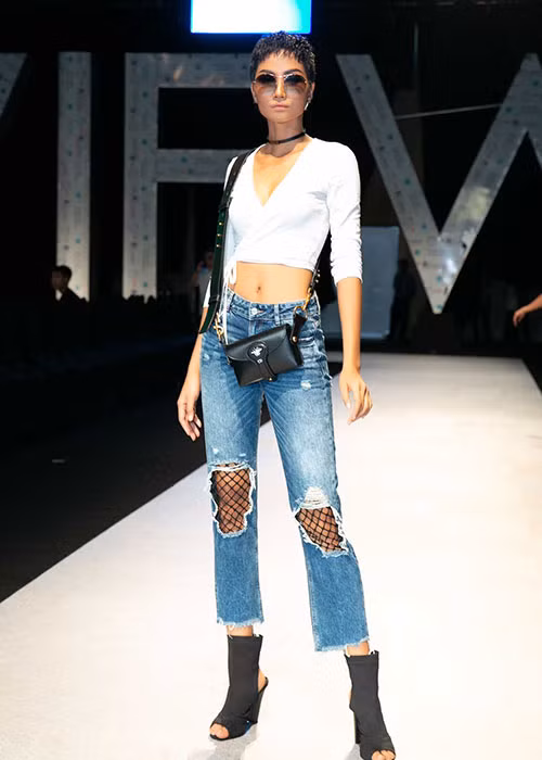 Trong buổi tổng duyệt, Hoa hậu H'hen Niê diện trang phục trẻ trung, năng động nhưng không kém phần gợi cảm.