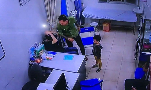 Bác sĩ Bệnh viện Xanh Pôn bất ngờ bị người nhà bệnh nhân hành hung - Ảnh chụp từ clip