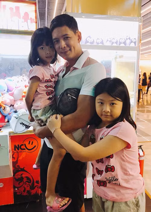 Con gái của Bình Minh càng lớn càng giống bố và được Bình Minh hết mực cưng chiều.