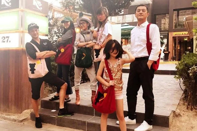 Thương con gái thiếu bàn tay chăm sóc của mẹ, Lý Á Bằng dành hết tình thương cho bé Lý Yên. Ảnh: Weibo