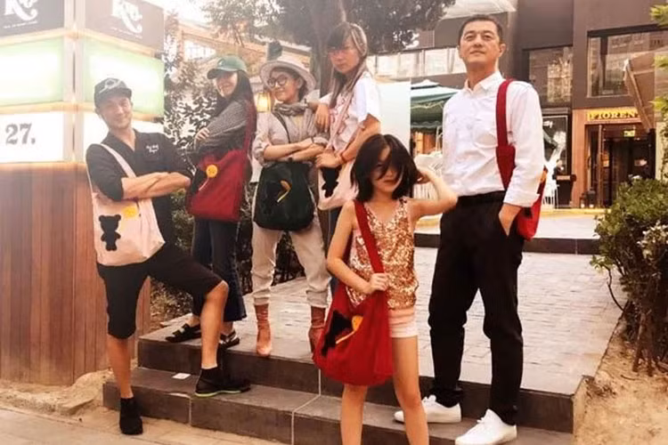 Thương con gái thiếu bàn tay chăm sóc của mẹ, Lý Á Bằng dành hết tình thương cho bé Lý Yên. Ảnh: Weibo