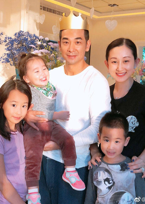 Mới đây, Triệu Văn Trác hạnh phúc đón sinh nhật bên bà xã và các con. Ảnh: Weibo