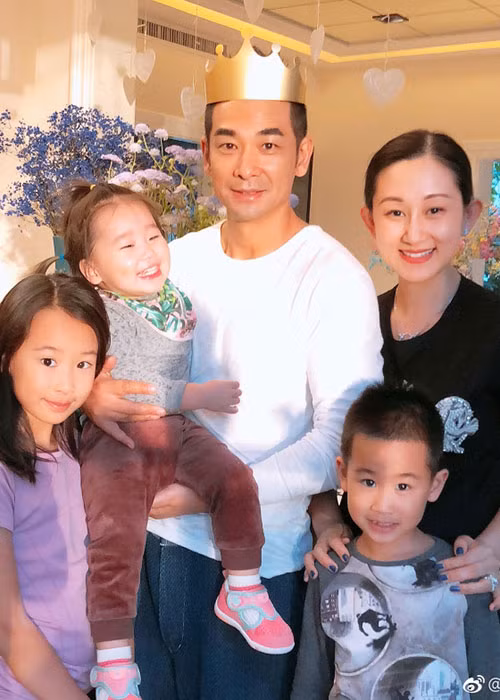 Mới đây, Triệu Văn Trác hạnh phúc đón sinh nhật bên bà xã và các con. Ảnh: Weibo