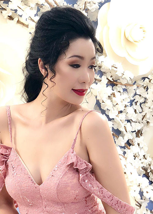 Hot Face sao Việt 24h: Trịnh Kim Chi ngày càng mặn mà quyến rũ.