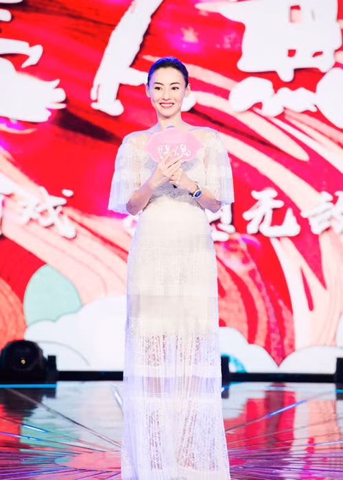 Hiện tại, Trương Bá Chi có sự nghiệp khá vững chắc. Ảnh: Weibo