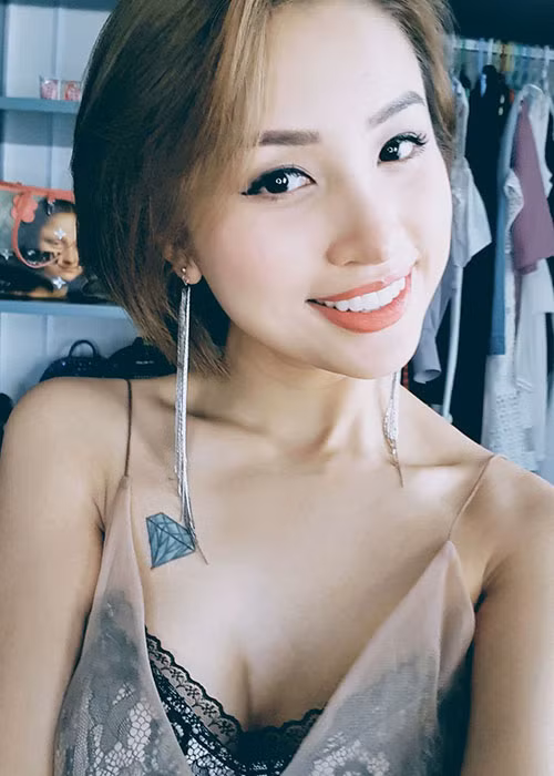 Vân Hugo khoe ảnh gợi cảm là một trong những tin tức sao Việt trong ngày 2/4.