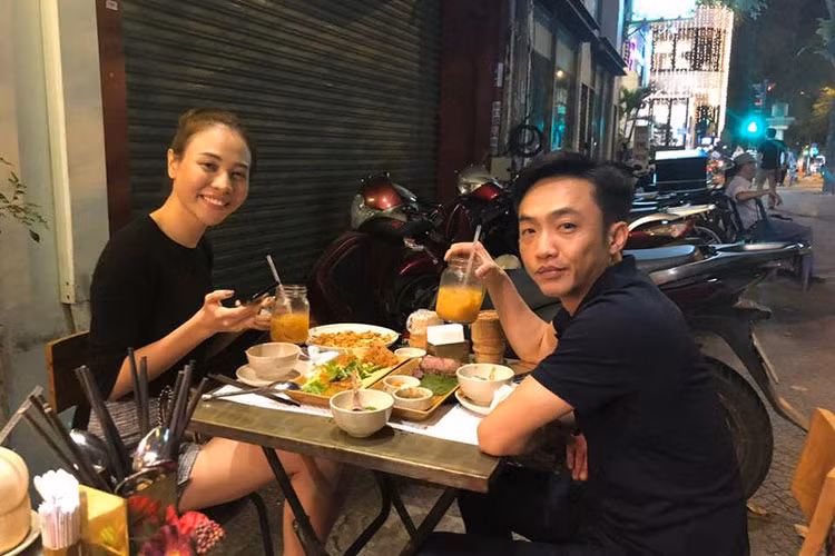 Sau tin đồn rạn nứt, Đàm Thu Trang và Cường Đô la ngày càng mặn nồng. Trong ảnh, đôi uyên ương đi ăn vỉa hè mừng ngày Valentine. Ảnh: FBNV