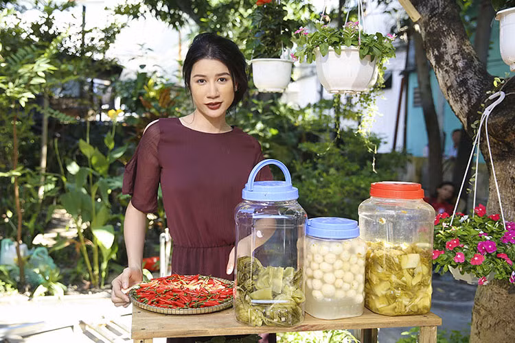 Cô không muốn làm lỡ kế hoạch của đoàn phim và muốn chuẩn bị ngày cưới thêm kỹ lưỡng.