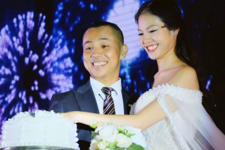 Bà xã của Chí Anh sở hữu nhan sắc xinh xắn, nụ cười rạng rỡ. Ảnh: Saostar