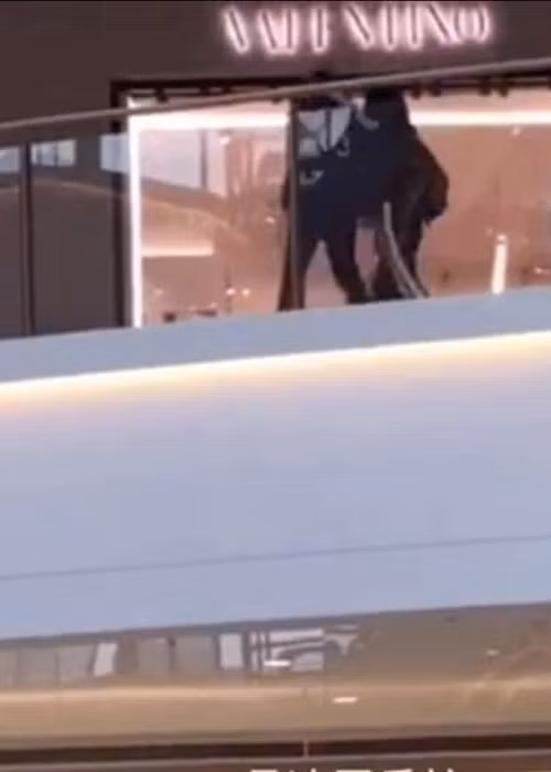 Cặp đôi quyền lực của làng giải trí xứ Trung dính như sam tại trung tâm thương mại. Ảnh: Ifeng