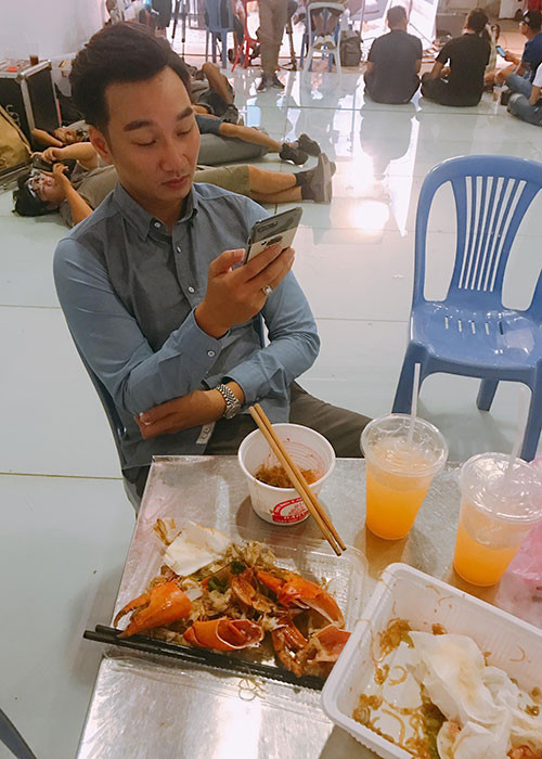 Bà xã của Thành Trung theo chân chồng đi làm. Cô tâm sự cảm thấy thương chồng nhiều hơn bởi anh vất vả tự lo mọi việc khi đi quay hình nhưng chưa bao giờ than với vợ.