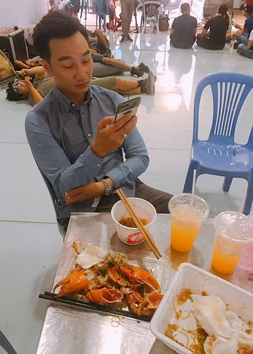 Bà xã của Thành Trung theo chân chồng đi làm. Cô tâm sự cảm thấy thương chồng nhiều hơn bởi anh vất vả tự lo mọi việc khi đi quay hình nhưng chưa bao giờ than với vợ.