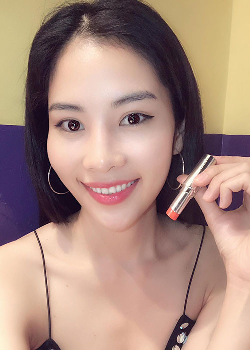 Chị gái của Nam Em khoe vai trần gợi cảm ở đời thường.