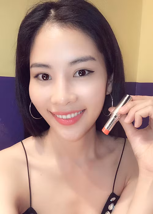 Chị gái của Nam Em khoe vai trần gợi cảm ở đời thường.