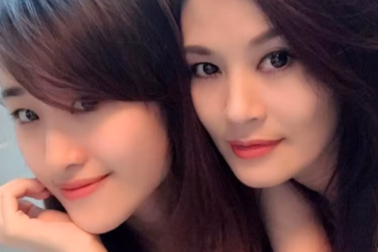 Hoa Thúy kết hôn với diễn viên Tùng Dương vào năm 18 tuổi và có một cô con gái. Sau 3 năm gắn bó, cả hai chia tay vì quan niệm sống quá khác nhau. Ảnh: Ngoisao