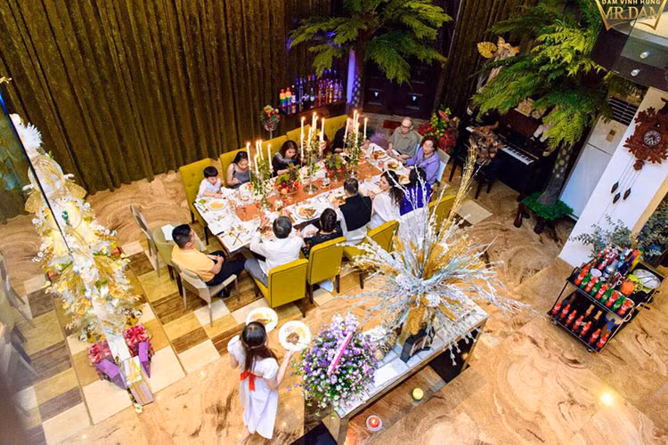 Mỗi dịp Giáng sinh, Tết Nguyên Đán, Mr Đàm thường xuyên trang hoàng nhà cửa. Ảnh: FBNV