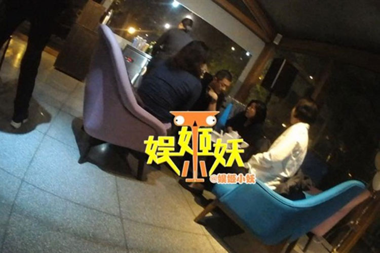 Lý Á Bằng không ít lần vướng nghi vấn hẹn hò với phụ nữ trẻ nhưng nam diễn viên luôn giữ im lặng. Ảnh: Weibo