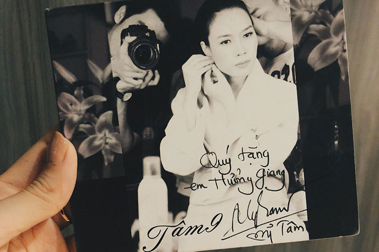 Hương Giang vui tới mức nhảy nhót trong nhà khi được Mỹ Tâm gửi tặng đĩa. “Em cảm ơn chị Tâm, đây sẽ là động lực giúp cho em làm việc chăm chỉ quên mệt mỏi trong thời gian sắp tới”, Hương Giang nói.