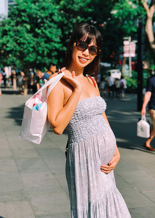 Hà Anh khoe bụng bầu lùm lùm trong chuyến du lịch Singapore cùng ông xã ngoại quốc.