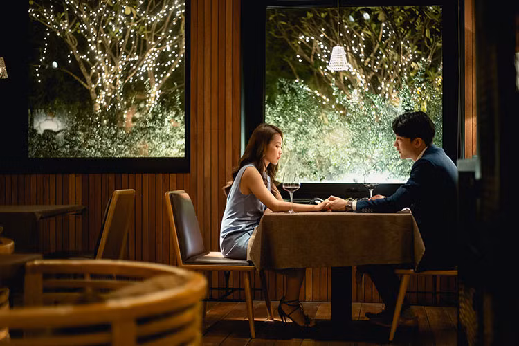 Trong "100 ngày bên em", B Trần đóng vai Lê Huy điển trai, giàu có, biết chiều lòng phái nữ.