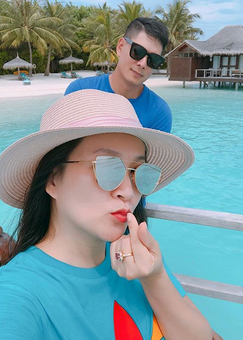 Bà xã của Bình Minh đăng tải nhiều hình ảnh bên chồng trong chuyến đi kỷ niệm 10 năm ngày cưới.