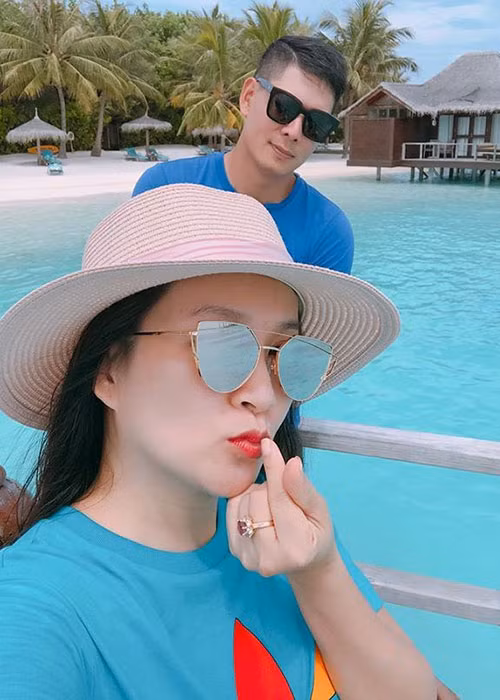Bà xã của Bình Minh đăng tải nhiều hình ảnh bên chồng trong chuyến đi kỷ niệm 10 năm ngày cưới.