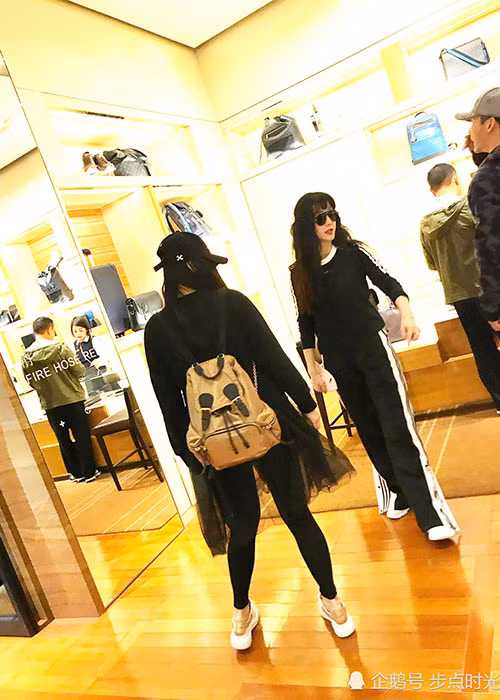 Phạm Băng Băng xuất hiện trong trang phục thể thao, để tóc xoăn còn Lý Thần đội mũ. Ảnh: QQ