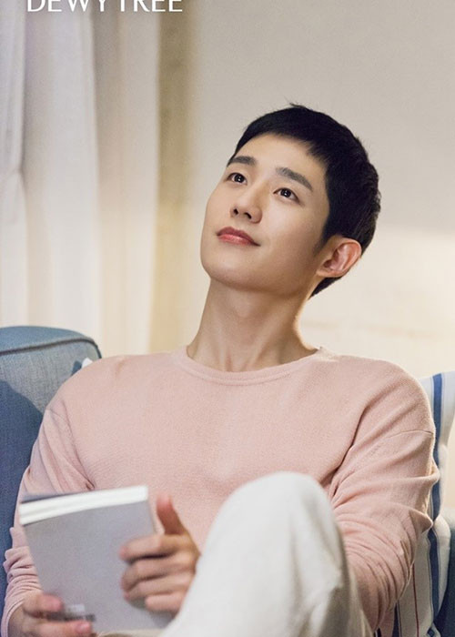 Jung Hae In có một sự khởi đầu khá muộn so với diễn viên cùng trang lứa Lee Jong Suk, Kim Woo Bin. Ảnh: Dispatch