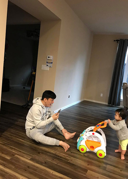 Trở về nhà sau những lần đi diễn xa, Lam Trường dành phần lớn thời gian chơi cùng con gái.